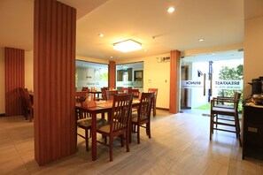 Desayuno buffet diario (THB 250 por persona)