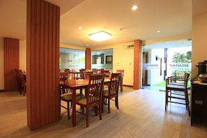 Desayuno buffet diario (THB 250 por persona)