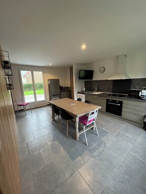 Fridge, microwave, oven, stovetop - House between sea and countryside in Normandy near the D-day landing Beaches (Le Plessis-Lastelle)