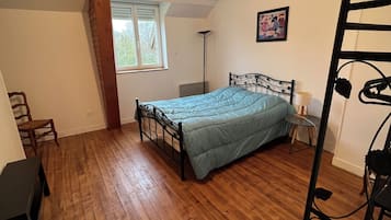 3 bedrooms, iron/ironing board, free WiFi, bed sheets
