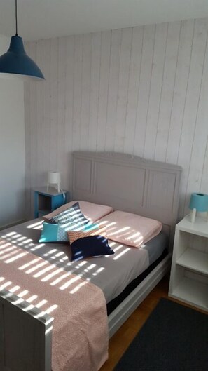 Doppelzimmer | Individuell dekoriert, individuell eingerichtet, Schreibtisch