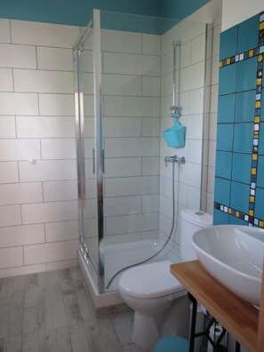 Familienzimmer | Badezimmer | Dusche, kostenlose Toilettenartikel, Handtücher