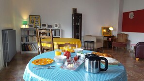 Tägliches inbegriffenes kontinentales Frühstück