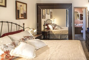 3 makuuhuonetta, tallelokero huoneessa, silitysrauta/-lauta