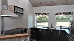 Cabaña, 4 habitaciones | Cocina privada | Cafetera y tetera, refrigerador con congelador, microondas y horno 