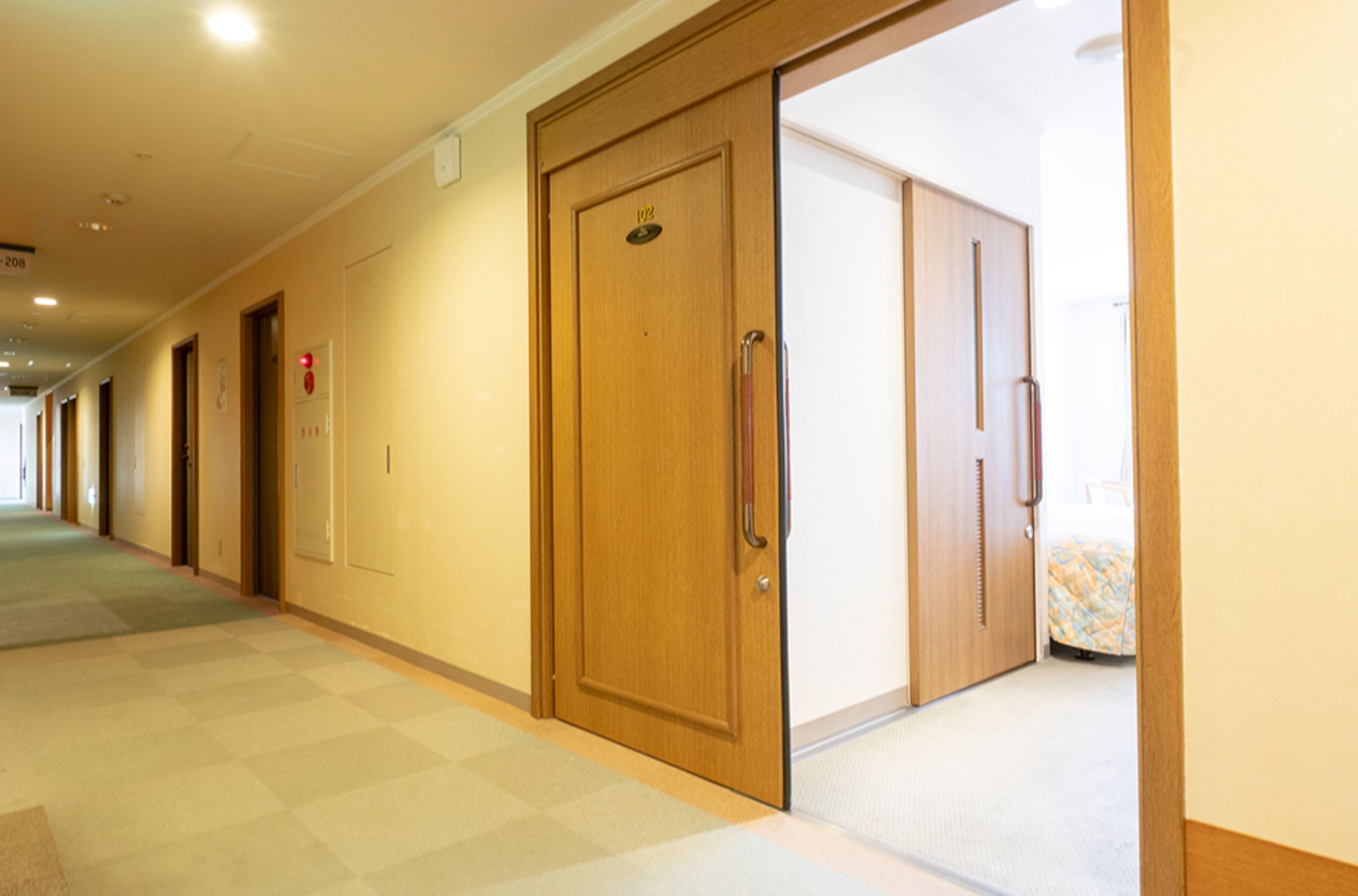 universal twin non smoking room | in-room safe, desk, free wifi, bed sheets