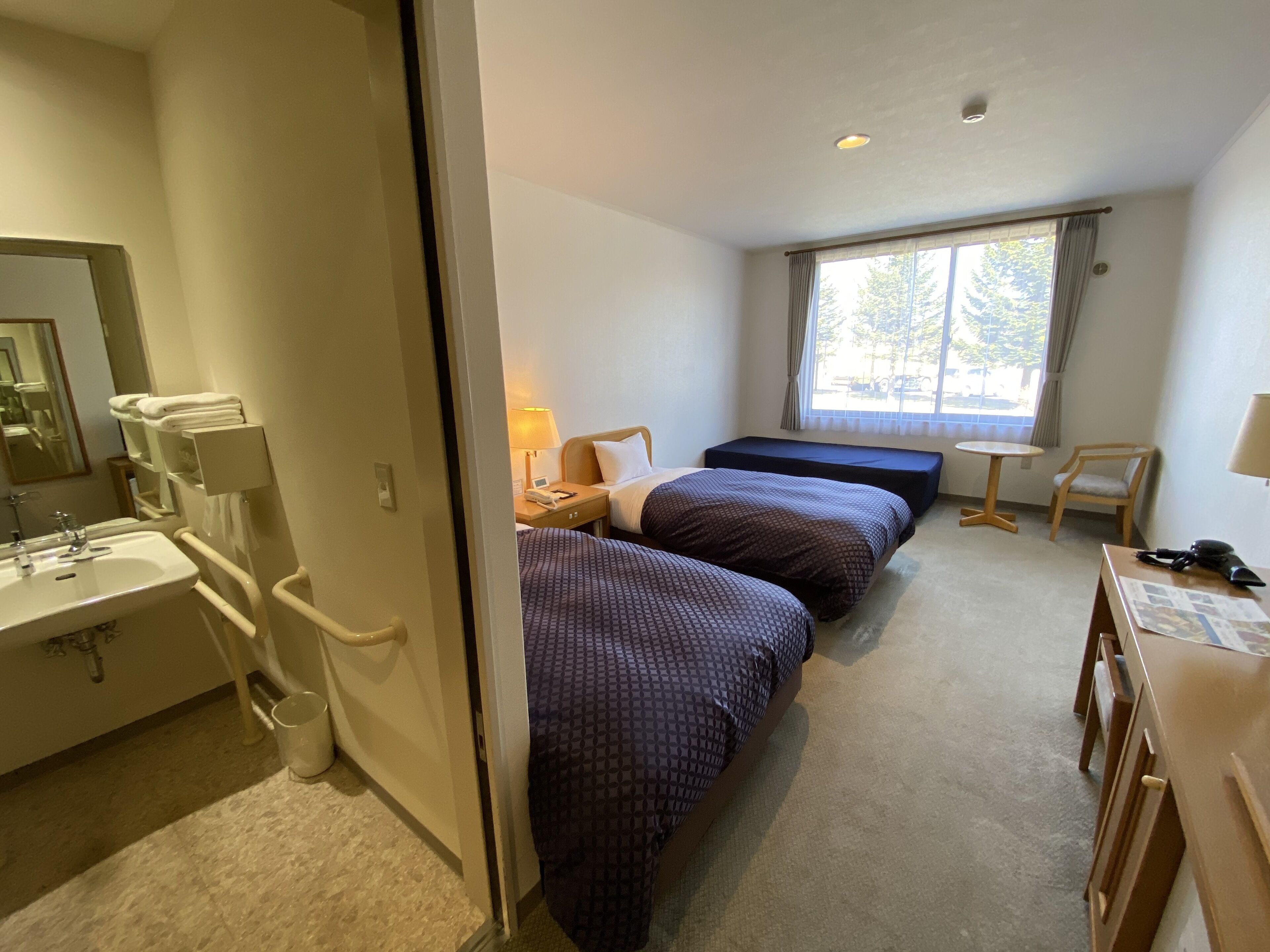 universal twin non smoking room | in-room safe, desk, free wifi, bed sheets