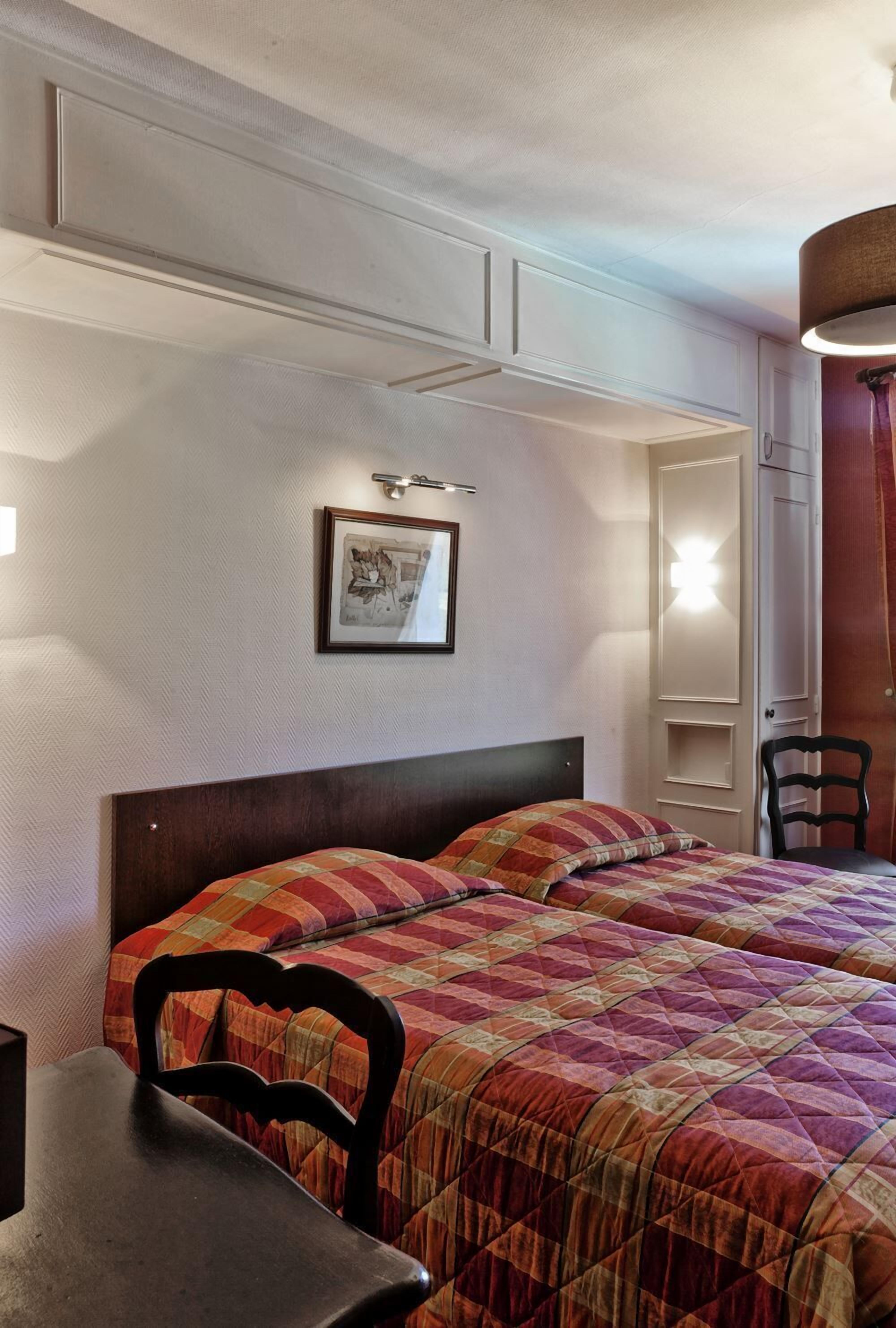 triple room | individually decorated, individually furnished, desk, blackout curtains