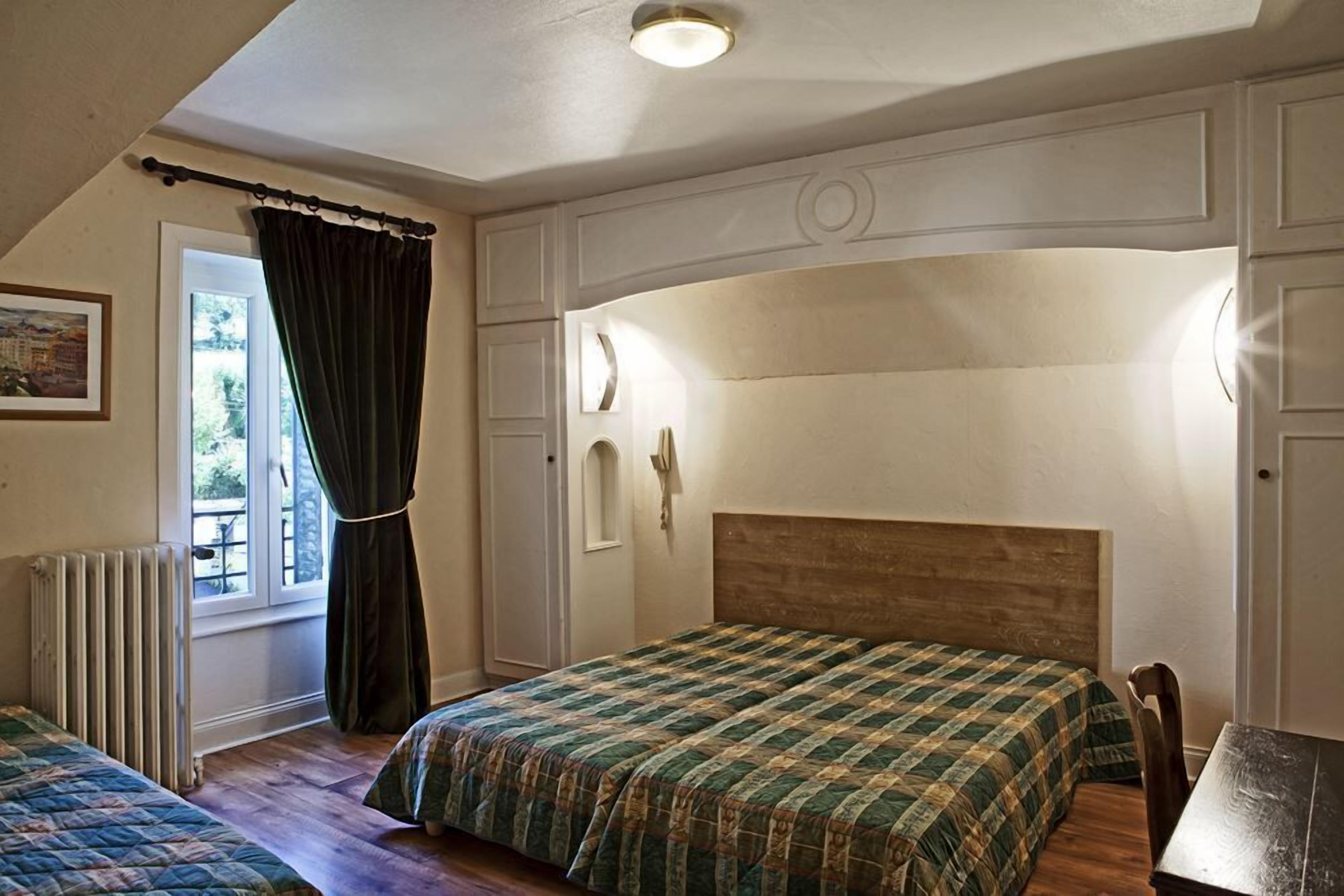 triple room | individually decorated, individually furnished, desk, blackout curtains