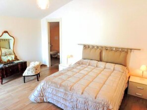 Free cots/infant beds, free WiFi, bed sheets