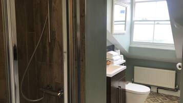 Twin Room, 2 Twin Beds, Non Smoking, Private Bathroom | Bathroom | Free toiletries, hair dryer, towels