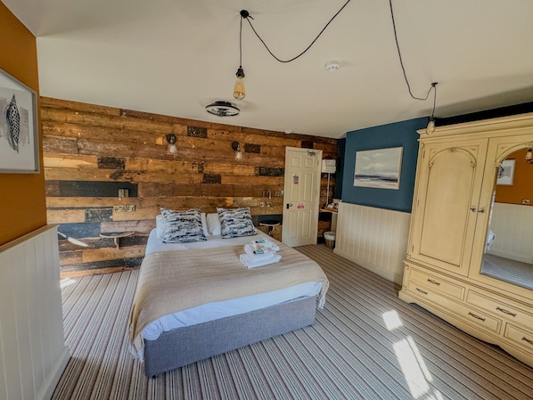 Individuell dekoriert, individuell eingerichtet, Bügeleisen/Bügelbrett