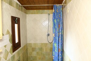 Baignoire, séchoir à cheveux, bidet, serviettes fournies