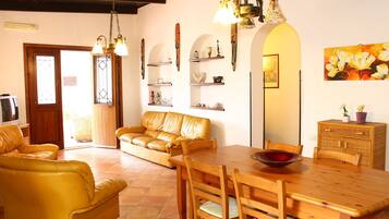 Televisio, takka, pöytÀjalkapallopöytÀ