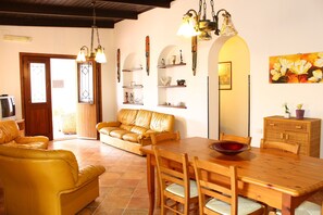 Televisión, chimenea y futbolito