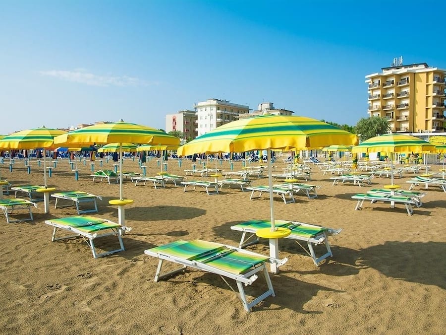 En la playa y playa de arena blanca