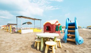 Tempat bermain anak - outdoor