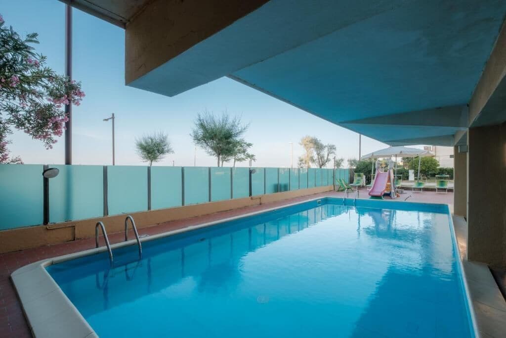 Una piscina al aire libre de temporada