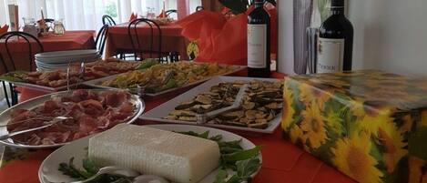 Une table à manger avec divers plats et un vase décoratif.
