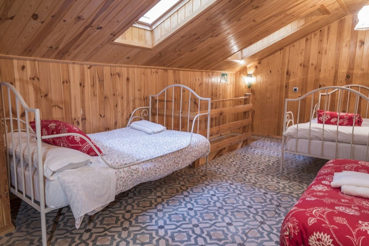 Bungalov, 3 Yatak Odası | Ayrı ayrı dekore edilmiş, ayrı ayrı döşenmiş, beşik/çocuk yatağı