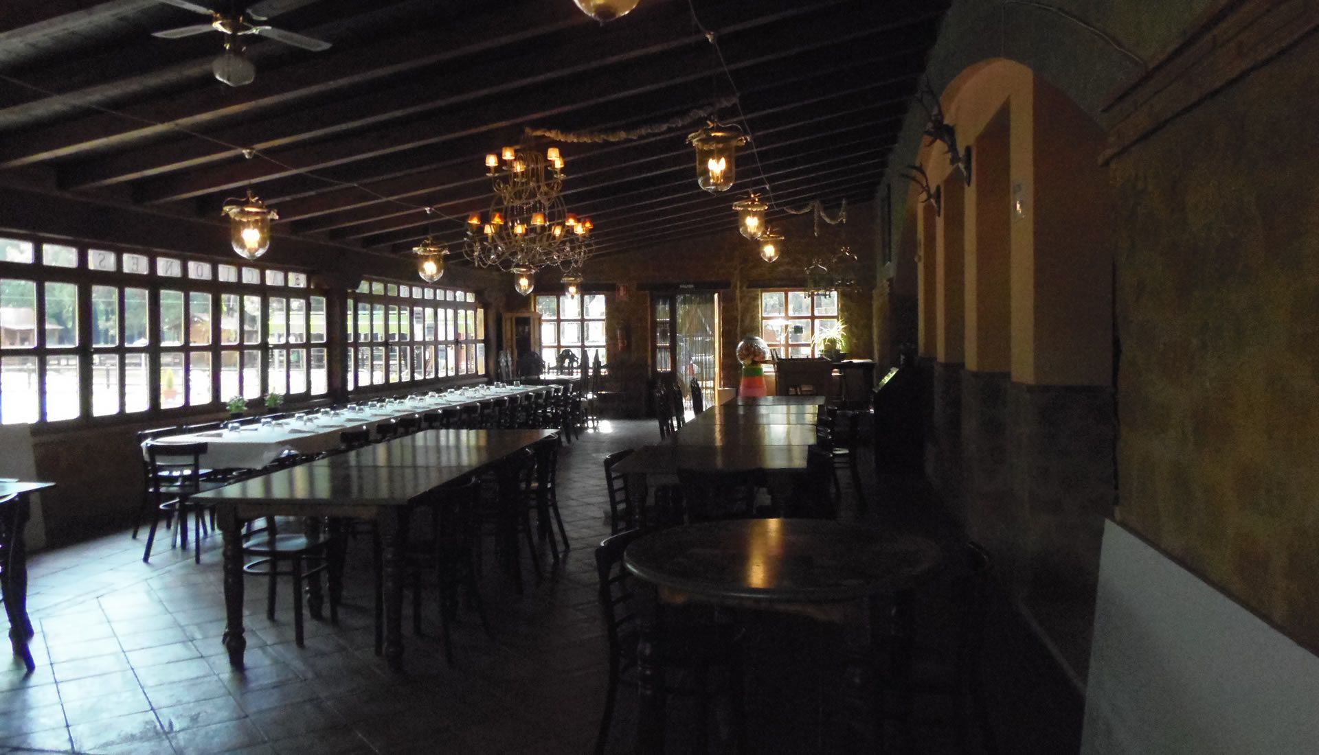 Melayani makan siang dan makan malam 