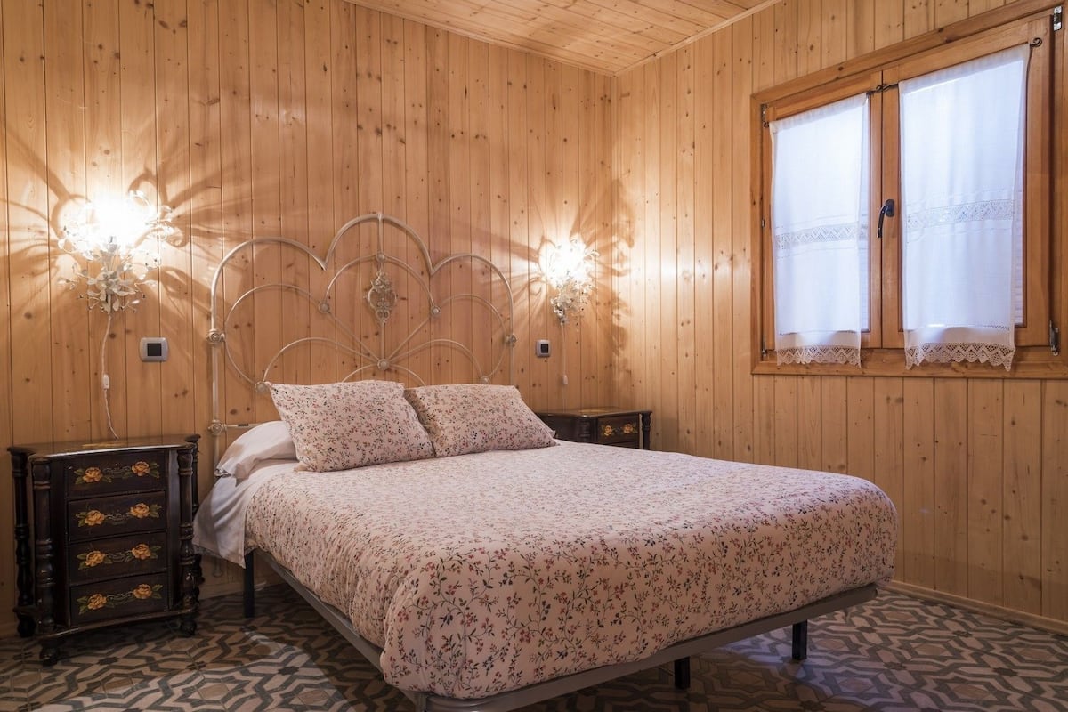 Bungalow | Individually decorated, individually furnished, cribs/infant beds