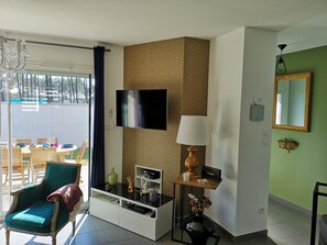 Fernseher, Kamin, DVD-Player