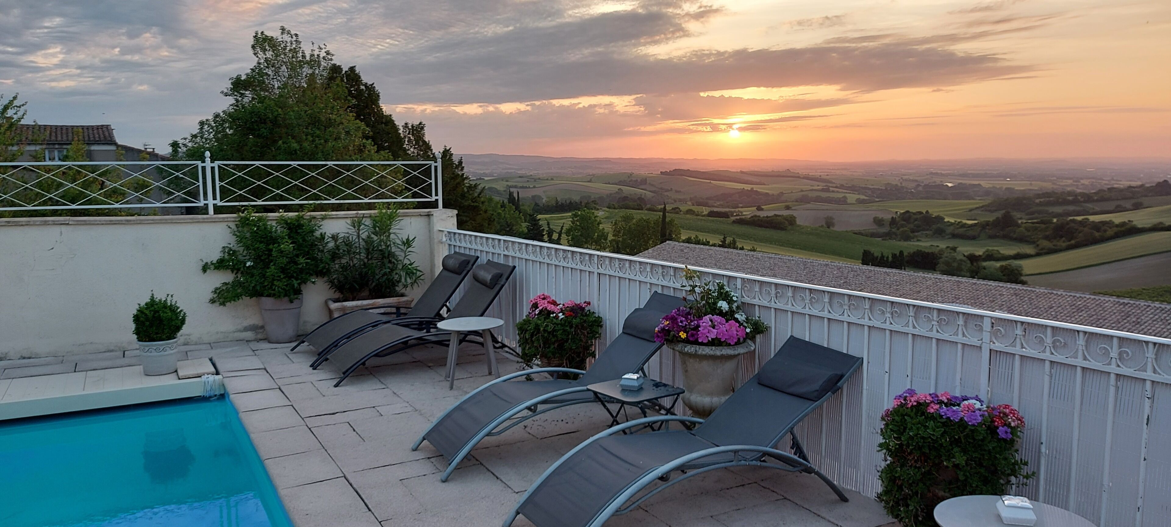 Außenpool, Sonnenschirme, Liegestühle