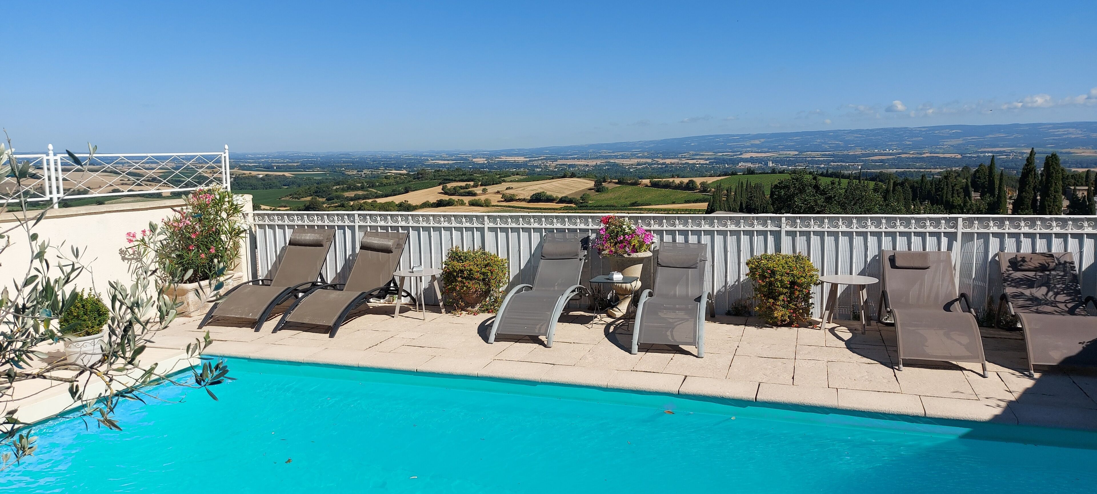 Piscine extérieure, parasols de plage, chaises longues