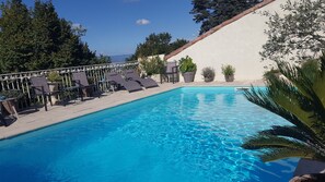 Außenpool, Sonnenschirme, Liegestühle