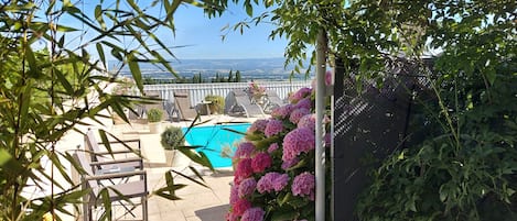 Piscine extérieure, parasols de plage, chaises longues