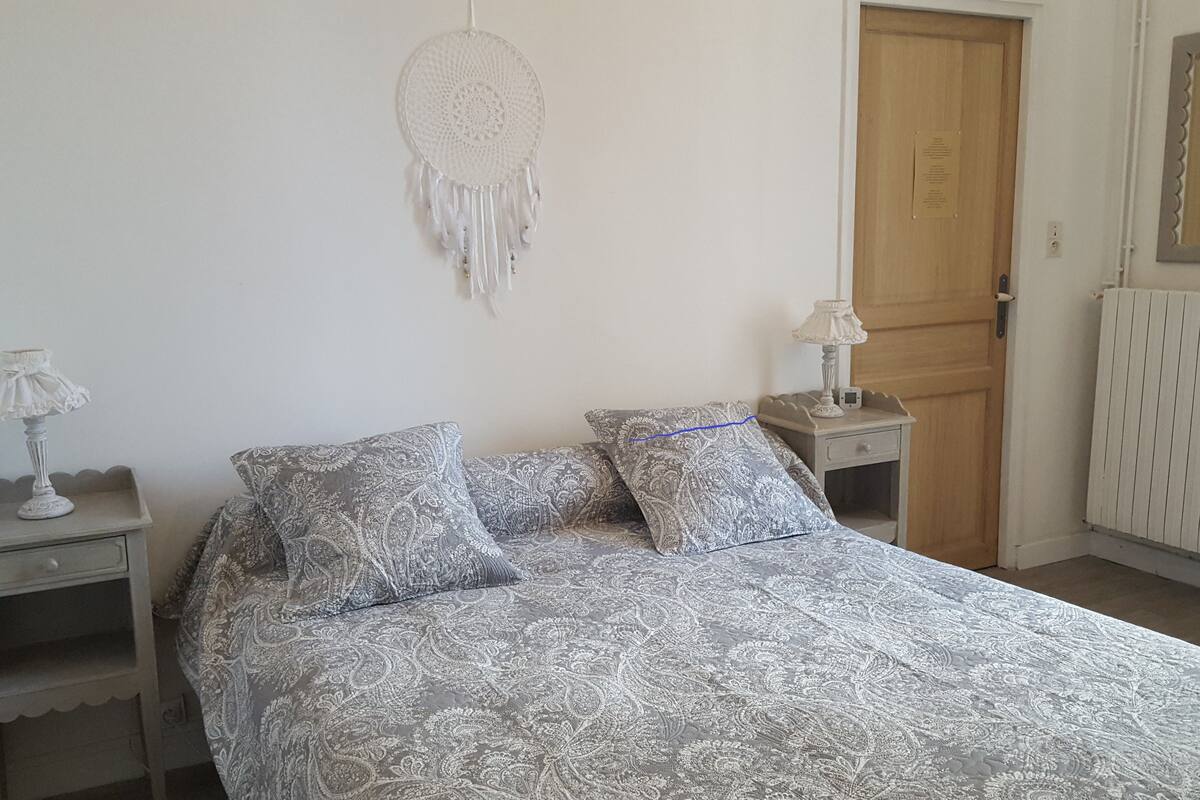 Comfort-Doppelzimmer | Hochwertige Bettwaren, kostenloses WLAN, individuell dekoriert