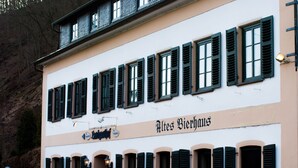Un edificio con varias ventanas y un letrero que dice "Altes Bierhaus".