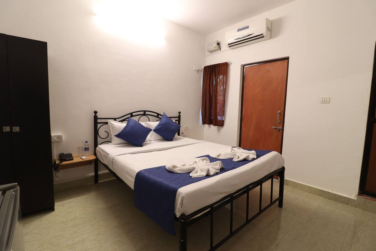 16 quartos, frigobar, individualmente decorados