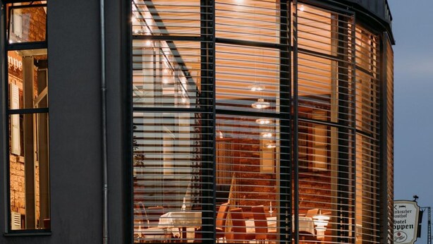A building with large windows, a no entry sign, and a sign indicating a hotel. - Fränkischer  Gasthof  Hotel Zum Koppen (Gemuenden)