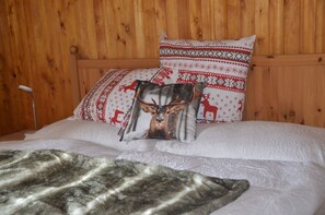 3 bedrooms, travel cot, free WiFi, bed sheets