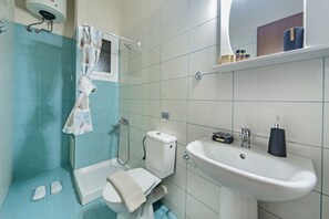 Căn hộ tiện nghi đơn giản, nhiều giường, quang cảnh sân vườn, cạnh bãi biển | Phòng tắm | Buồng tắm vòi sen, đồ dùng nhà tắm miễn phí, máy sấy tóc 