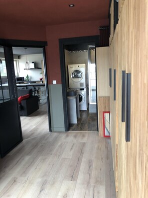 Eine moderne Küche mit Einbau-Mikrowelle, Spüle und Arbeitsplatte.