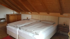 Een bureau, verduisterende gordijnen, een strijkplank/strijkijzer