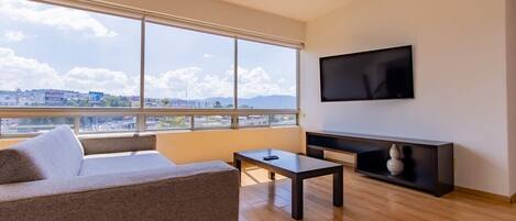 تلفزيون، مشغل دي في دي، ستيريو، مكتب