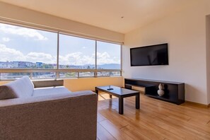 Télévision, lecteur de DVD, chaîne hi-fi, espaces bureaux