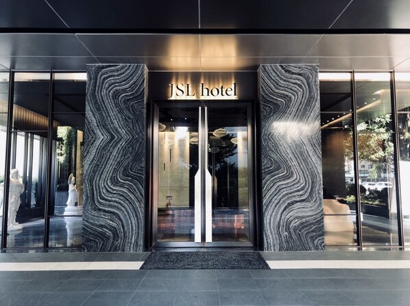 Vista frontal de la propiedad