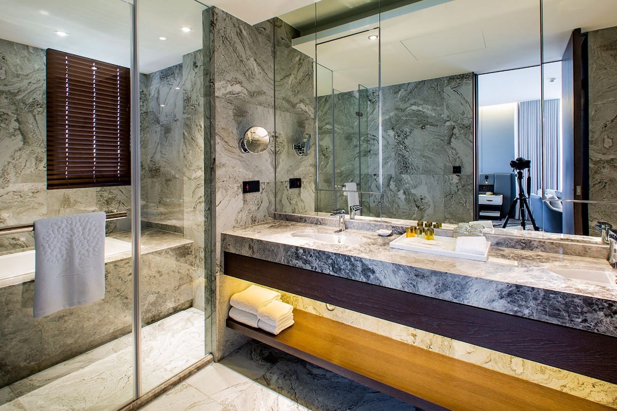 executive double room, non smoking, balcony | bathroom | shower, hair dryer, bathrobes, slippers