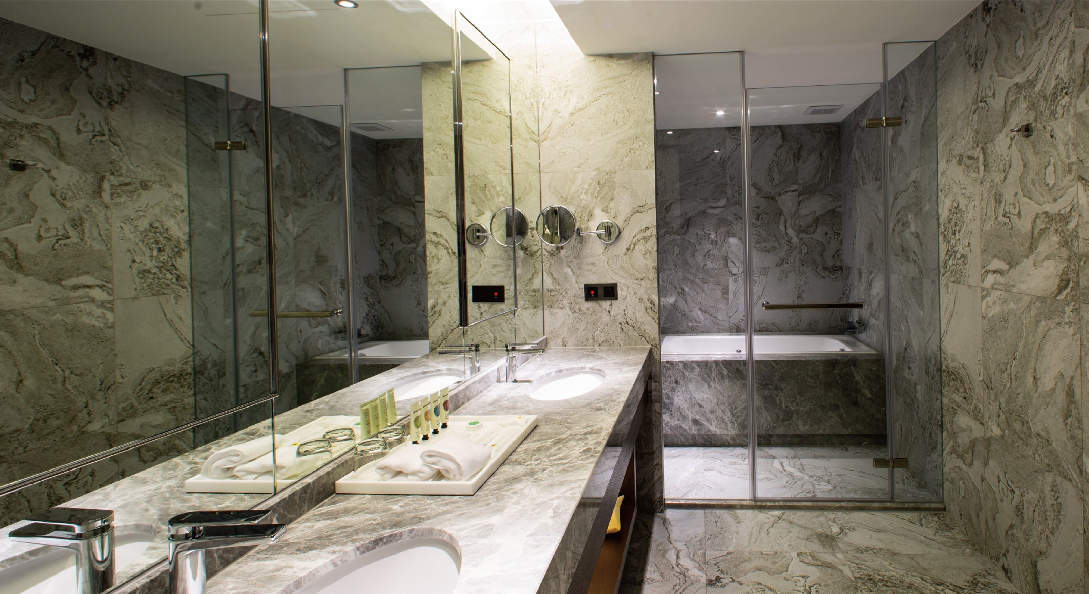 executive double room, non smoking, balcony | bathroom | shower, hair dryer, bathrobes, slippers