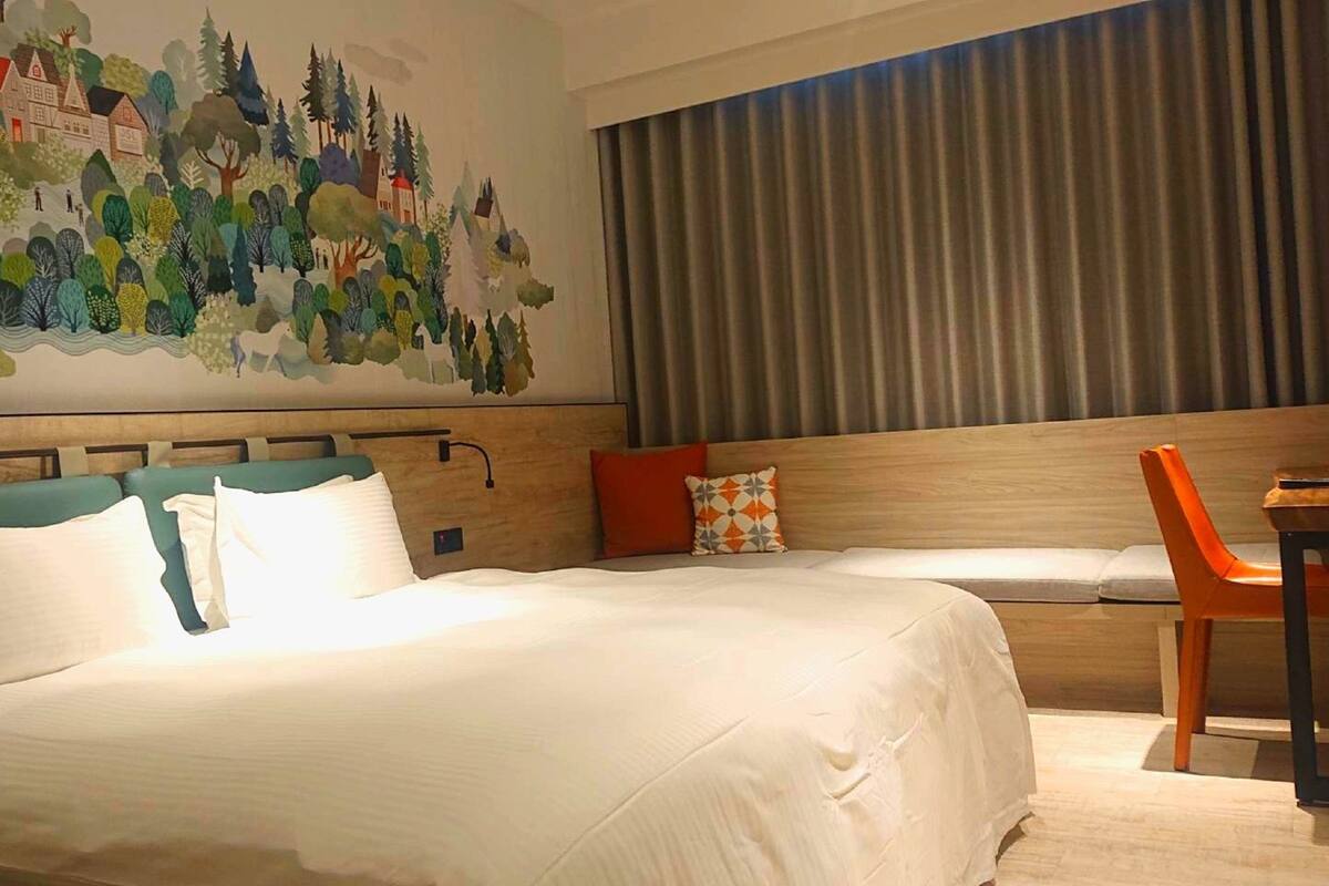 Design Double Room, 1 King Bed | In-room safe, desk, laptop workspace, blackout drapes