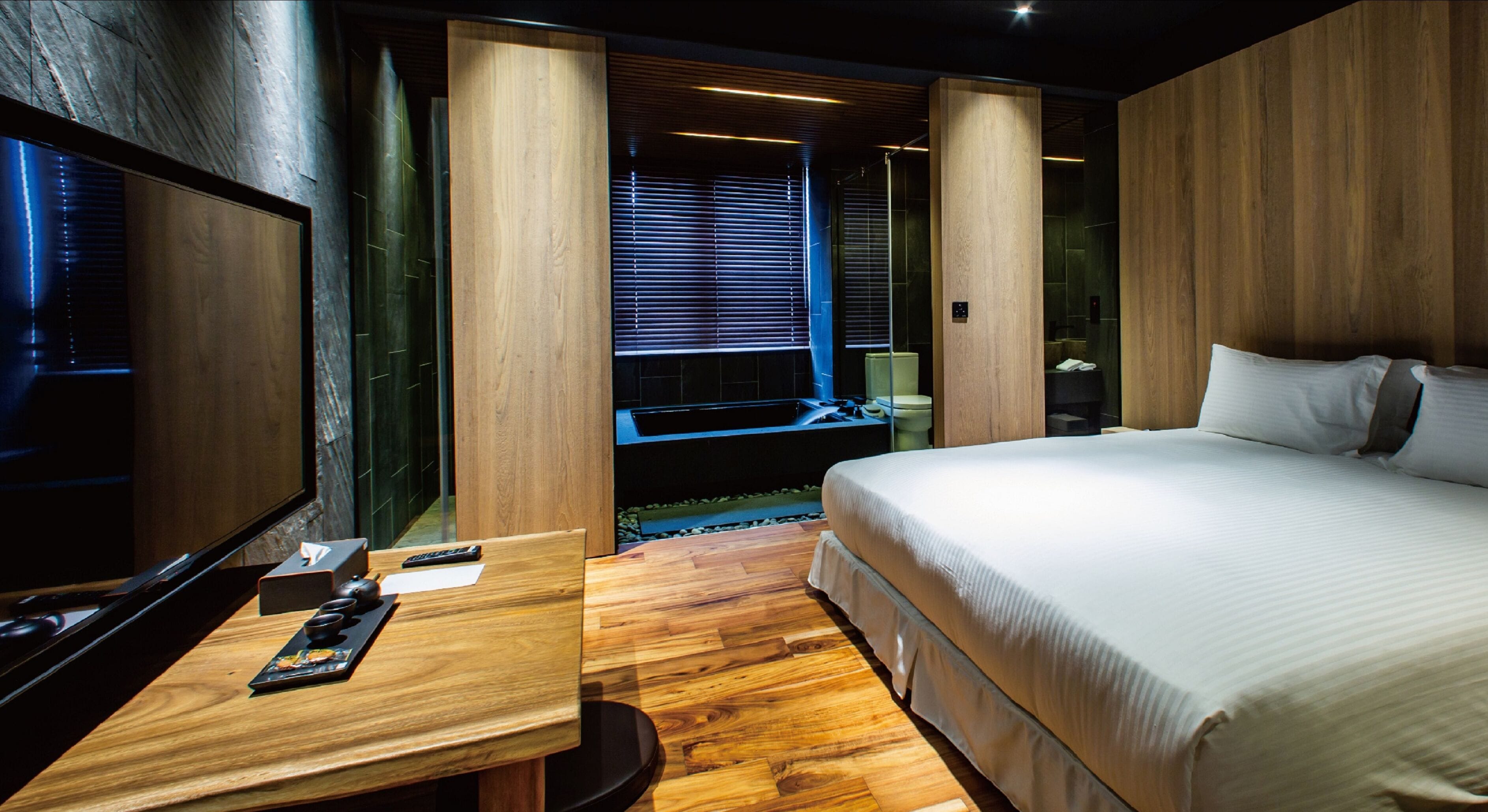 deluxe double room with hot spring, 1 queen bed, non smoking | in-room safe, desk, laptop workspace, blackout curtains