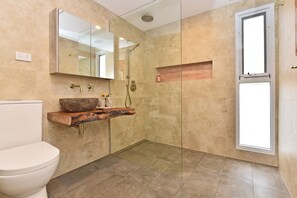 Shower, hair dryer, towels, soap - Secluded escape in Historic Wollombi (Wollombi)