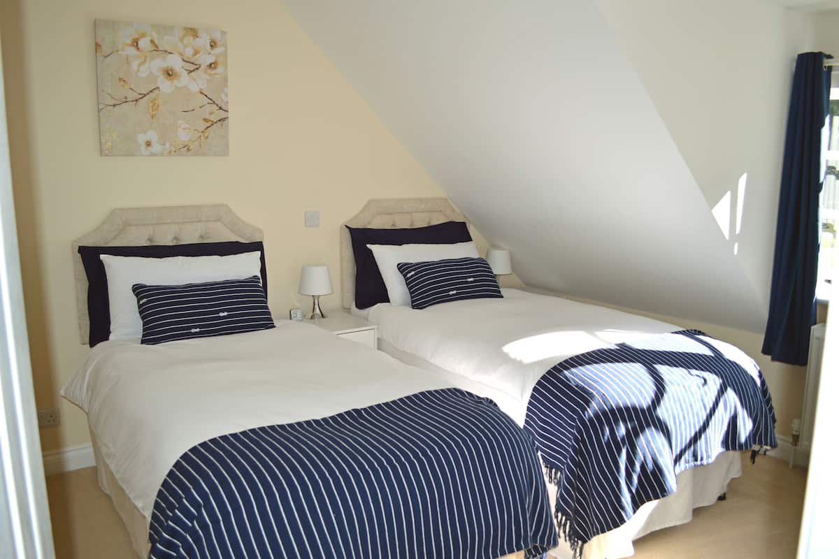 Basic Twin Room, 2 Single Beds, Ensuite | 1 bedroom, Egyptian cotton sheets, premium bedding
