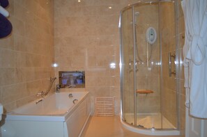 Comfort Double Room, 1 Double Bed, Ensuite | Bathroom | Free toiletries, hair dryer, bathrobes, slippers - Pwll-y-Faedda (Builth Wells)