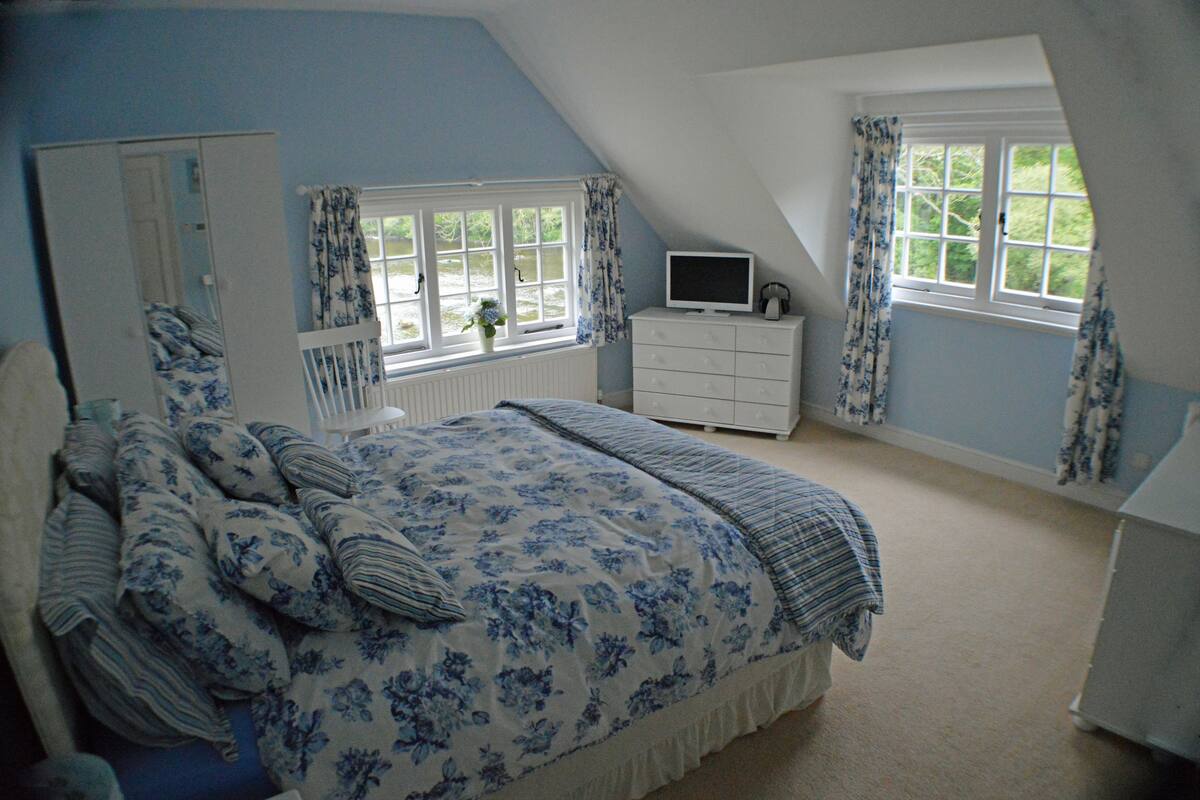 Deluxe Room, 1 Queen Bed, Ensuite, River View | 1 bedroom, Egyptian cotton sheets, premium bedding